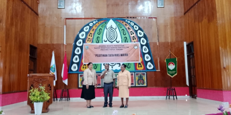Dharma Wanita Kesbangpol Papua Tengah perkuat pemberdayaan perempuan lewat tata rias