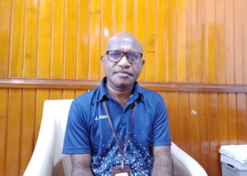 Keterangan foto: Sekretaris BAPPERIDA Provinsi Papua Tengah Jimmy Adii saat diwawancara Noken Live, di ruang kerjanya pada Jumat 4/9/2026.(Noken Live/Vanny Janggo).
