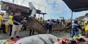 ASN, TNI, dan Polri Gotong Royong Membersihkan Puing Sisa Kebakaran di Kelurahan Mandala, Jayapura Utara