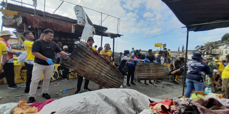 ASN, TNI, dan Polri Gotong Royong Membersihkan Puing Sisa Kebakaran di Kelurahan Mandala, Jayapura Utara