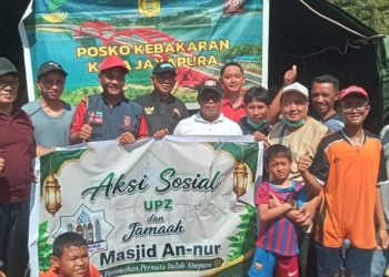 Foto Andika / Ket : Penyaluran Bantuan Oleh Jamaah Masjid An Nur Kali Acay Abepura.