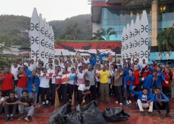 Foto Andika / Ket : Kegiatan Mengunjungi Sekaligus Membersihkan Tugu Pepera Di Jayapura Oleh Mahasiswa Baru Kampus Stisipol Silas Papare Jayapura, Sabtu (5/9).