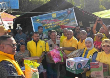 Ketua DPD Partai Golkar Papua Serahkan Bantuan bagi Warga Terdampak Kebakaran di Kelurahan Mandala