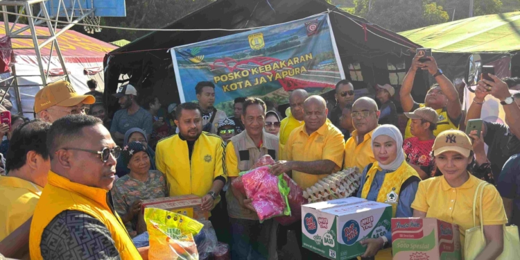 Ketua DPD Partai Golkar Papua Serahkan Bantuan bagi Warga Terdampak Kebakaran di Kelurahan Mandala
