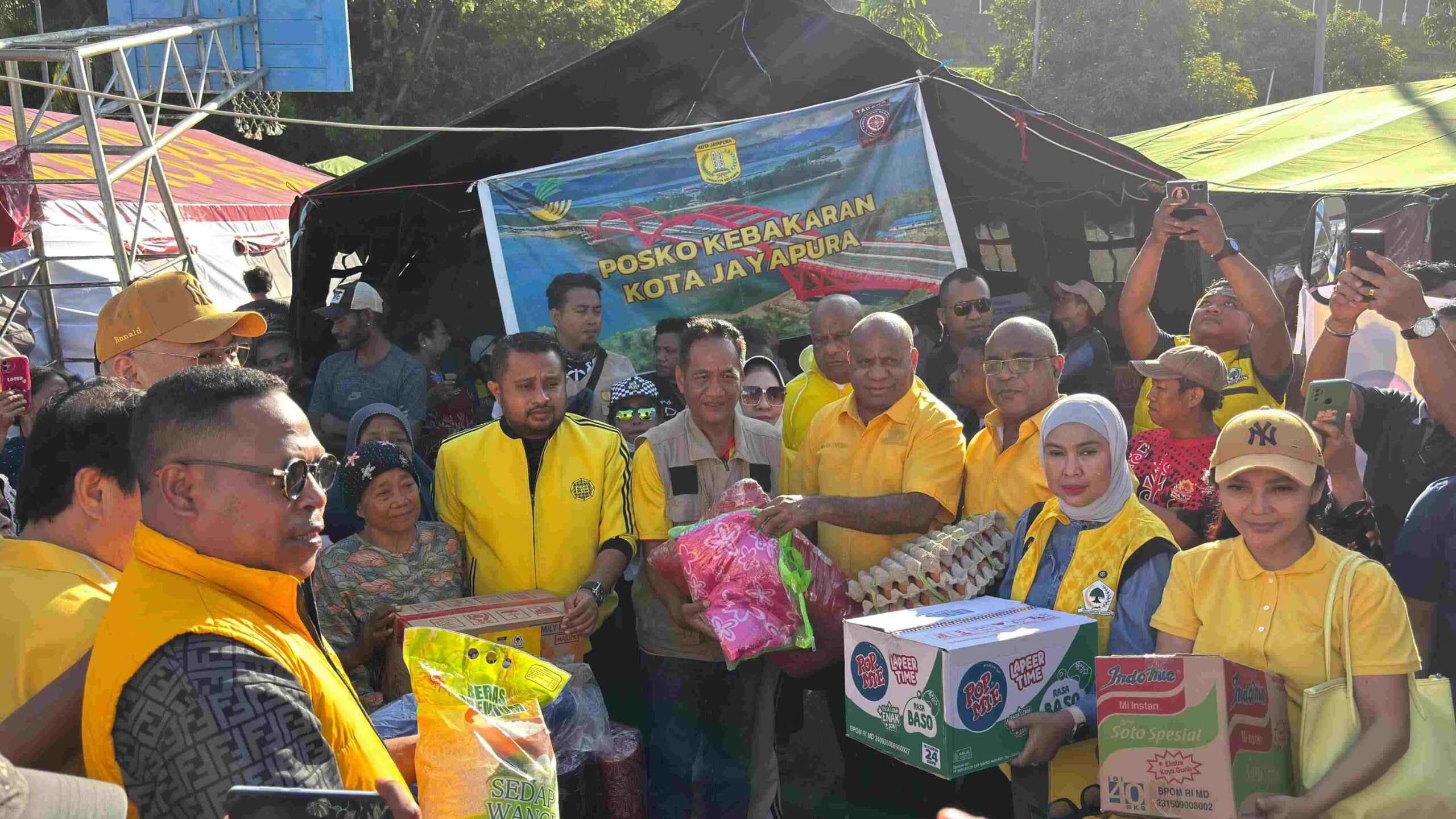 Ketua DPD Partai Golkar Papua Serahkan Bantuan bagi Warga Terdampak Kebakaran di Kelurahan Mandala