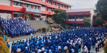 Anggota Densus 88 Mabes Polri Jadi Pembina Upacara di SMP 1 Jayapura, Ini Pesannya
