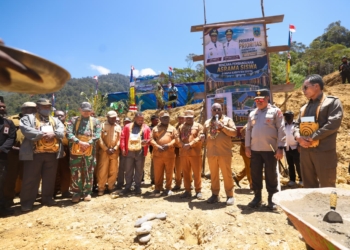 Keterangan foto: Gubernur Papua Tengah Meki Nawipa meletakan batu pertama pembangunan SMP YPPK Santo Fransiskus Asisi di Mapia di Kampung Omakapau Diyoudimi, Distrik Mapia, Kabupaten Dogiyai.(Sumber foto: Humas Pemprov Papua Tengah)