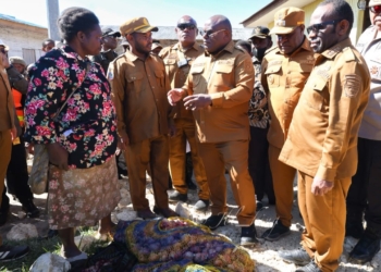 Keterangan foto: Gubernur Papua Tengah Meki Nawipa saat mengunjungi proyek pembangunan Pasar Mama-Mama Papua di Kabupaten Deiyai, Selasa 8/9/2026.  (Istimewa)