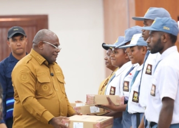Berprestasi, 18 Pelajar di Deyai Terima Laptop dari Gubernur Papua Tengah
