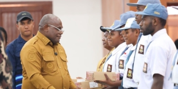 Berprestasi, 18 Pelajar di Deyai Terima Laptop dari Gubernur Papua Tengah