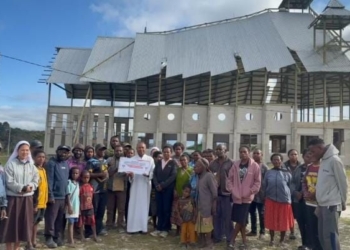 Gubernur Meki Nawipa Kucurkan Rp5 Miliar untuk Pembangunan Gereja di Damabagata
