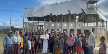 Gubernur Meki Nawipa Kucurkan Rp5 Miliar untuk Pembangunan Gereja di Damabagata