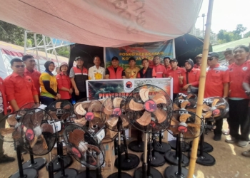 Kunjungi Korban Kebakaran, Keluarga Besar DPD PDI Perjuangan Papua Beri Sumbangan Gotong Royong