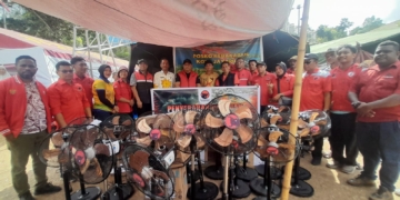Kunjungi Korban Kebakaran, Keluarga Besar DPD PDI Perjuangan Papua Beri Sumbangan Gotong Royong