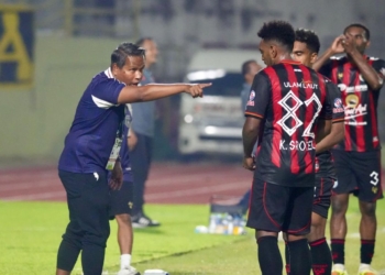 Keterangan: Pelatih Persipura, Andri Ramawi memberikan instruksi kepada pemain Persipura Jayapura. ( Foto: Istimewah)