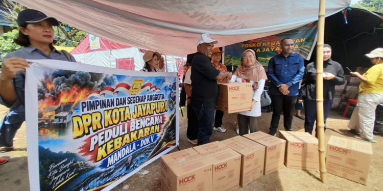 Kunjungi Pengungsi Kebakaran Mandala, DPR Kota Jayapura Minta Kebersihan Diperhatikan