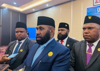 Keterangan: Ketua, Thomas Tabuni bersama pimpinan DPRK Puncak. (Foto: Lisa)