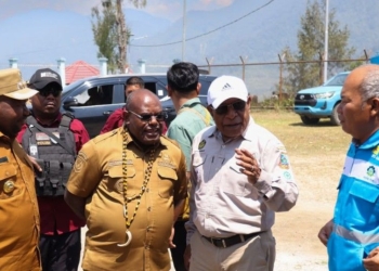 Keterangan: Gubernur  Papua Tengah, Meki Nawipa, mengunjungi Kantor PLTD Sugapa. (Foto: Istimewah)