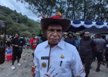 Keterangan: Bupati Puncak, Elvis Tabuni, saat diwawancarai oleh pers di Kota jayapura, usai bakar batu bersam masyarakat puncak. (Foto: Lisa)