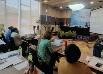 Keterangan: Kepala DP3AKB Kota Jayapura, Betty Puy , menyampaikan materi perlindungan hak Anak kepada peserta sosialisasi. (Foto: Andika)