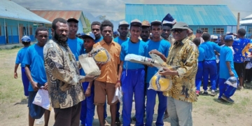 BOSDA Papua Tengah Bantu Kebutuhan Siswa SMP YPPK Epouto, Kepsek Apresiasi Gubernur MEPA