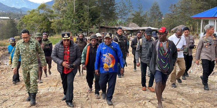 Tinjau Pembangunan Distrik Percontohan Omukia, Bupati Elvis Tegaskan Target Rampung Desember