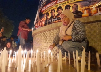 Solidaritas Jurnalis Jayapura Nyalakan 1.000 Lilin untuk 5 Rekan yang Hilang di Selat Sunda