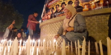 Solidaritas Jurnalis Jayapura Nyalakan 1.000 Lilin untuk 5 Rekan yang Hilang di Selat Sunda
