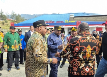 Gubernur Meki Nawipa dan Komarudin Watubun Tiba di Ilaga, Disambut Bupati Elvis Tabuni