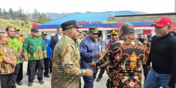 Gubernur Meki Nawipa dan Komarudin Watubun Tiba di Ilaga, Disambut Bupati Elvis Tabuni