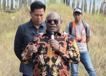 Keterangan: Gubernur Papua Tengah, Meki Nawipa, saat memberikan sambutan pada kunjungan kerja ke Ilaga, Kabupaten Puncak. (Foto: Lisa)