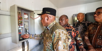 Gubernur Papua Tengah Resmikan PLTS Derfos dan Doufo, Target Listrik 24 Jam
