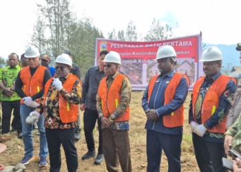 Keterangan: Gubernur Meki Nawipa bersama Anggota Komisi II DPR RI dan Bupati Puncak Elvis Tabuni Letakan batu pertama pembangunan Asrama SMAN 1 Ilaga. (Foto: Lisa)