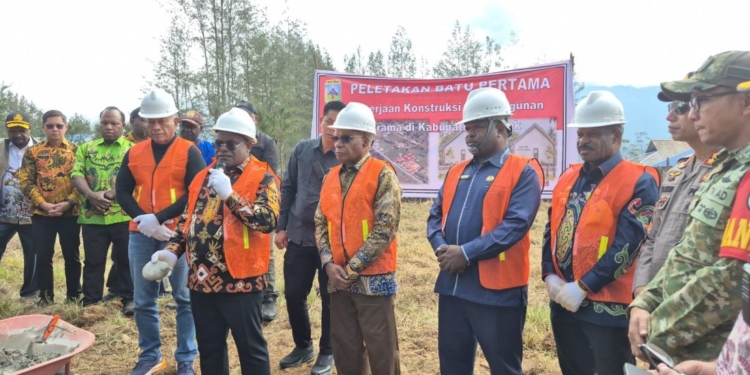 Peletakan Batu Pertama Pembangunan Asrama SMAN 1 Ilaga, Gubernur MEPA Tekankan Penguatan SDM