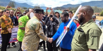 Gubernur Meki Nawipa Salurkan 34 Motor untuk Tukang Ojek di Ilaga