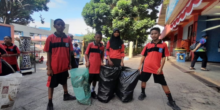 HUT ke-63, SMPN 1 Jayapura Gelar Jalan Santai Sambil Pungut Sampah