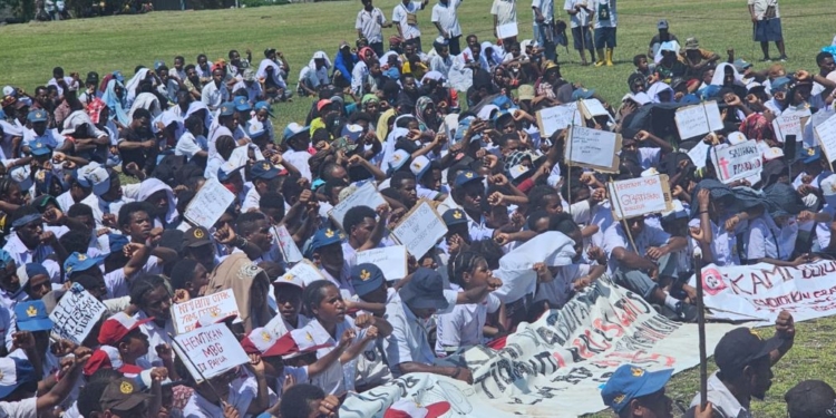 Pelajar Demo Tolak Pelaksanaan MBG di Yalimo