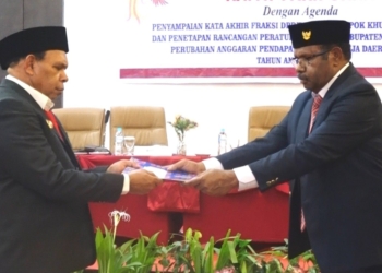 Foto oleh Dwi. Keterangan foto: Ketua DPRK Kabupaten Yalimo, Elia Yare, S.Sos., M.SM., bersama Bupati Yalimo, Dr. Nahor Nekwek, S.Pd., M.M., dalam acara penutupan Rapat Paripurna Rancangan Peraturan Daerah (Ranperda) tentang Perubahan Anggaran Pendapatan dan Belanja Daerah (APBD) Kabupaten Yalimo Tahun Anggaran 2026 yang digelar di Kota Jayapura, Rabu (30/9/2026)