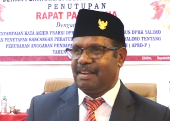 Foto oleh Dwi. Keterangan Foto : Foto oleh Dwi. Keterangan Foto: Ketua DPRK Kabupaten Yalimo, Elia Yare, S.Sos., M.SM., dalam acara penutupan Rapat Paripurna Rancangan Peraturan Daerah (Ranperda) tentang Perubahan Anggaran Pendapatan dan Belanja Daerah (APBD) Kabupaten Yalimo Tahun Anggaran 2026 yang digelar di Kota Jayapura, Rabu (30/9/2026)