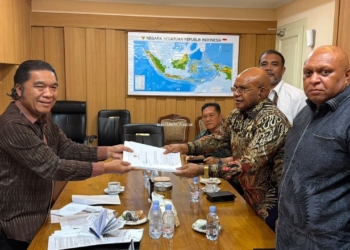 Foto: Diskominfo Puncak. Keterangan Foto: Bupati Puncak, Elvis Tabuni, didampingi jajaran Pemkab Puncak, saat melakukan pertemuan dengan Plt Sekretaris Wakil Presiden, Al Muktabar, di Istana Wakil Presiden, Jakarta, Senin (19/10/2026), guna membahas usulan percepatan pembangunan dan peningkatan pelayanan masyarakat di wilayah 3T.