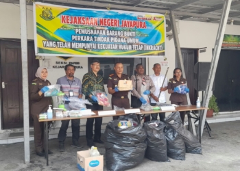 Kejari Jayapura Musnahkan Barang Bukti dari 50 Perkara Pidana Umum