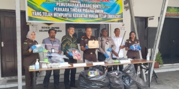 Kejari Jayapura Musnahkan Barang Bukti dari 50 Perkara Pidana Umum