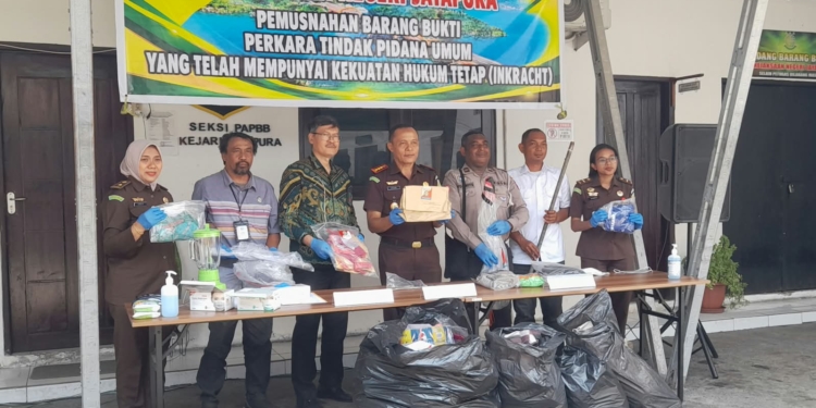 Kejari Jayapura Musnahkan Barang Bukti dari 50 Perkara Pidana Umum