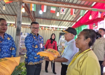 Pemprov Papua Tengah Berikan Penghargaan dan Santunan Sosial bagi Warakawuri di Nabire