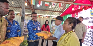 Pemprov Papua Tengah Berikan Penghargaan dan Santunan Sosial bagi Warakawuri di Nabire
