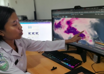 Foto oleh Andika, Keterangan Foto: Petugas BMKG Wilayah V Jayapura, Windy, menjelaskan  kondisi cuaca dan langit kepulauan Papua melalui citra satelit, Rabu (14/10).