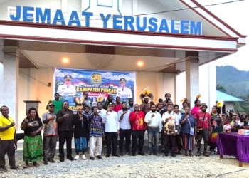 Dukung Peresmian Gereja KINGMI, Bupati Elvis Tabuni Serahkan Bantuan Rp500 Juta
