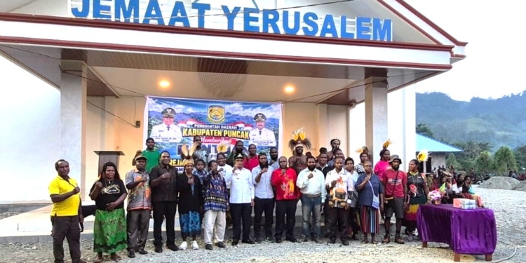 Dukung Peresmian Gereja KINGMI, Bupati Elvis Tabuni Serahkan Bantuan Rp500 Juta