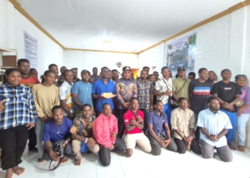 Foto oleh Lisa. Keterangan Foto: Bupati Kabupaten Puncak Elvis Tabuni foto bersama mahasiswa dan mahasiswi asal Puncak di kota studi Jayapura usai menyerahkan bantuan, Kamis (15/10/2026)