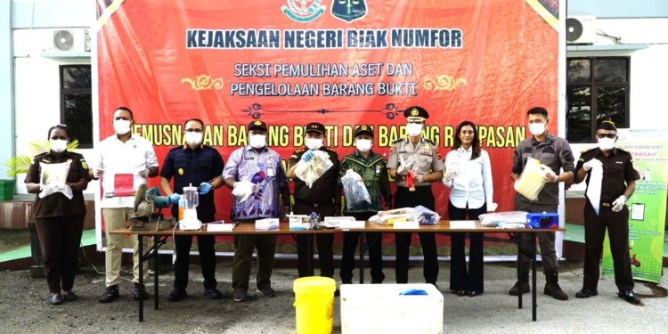 Kejari Biak Numfor Musnahkan Barang Bukti Perkara Tindak Pidana Umum Tahun 2026
